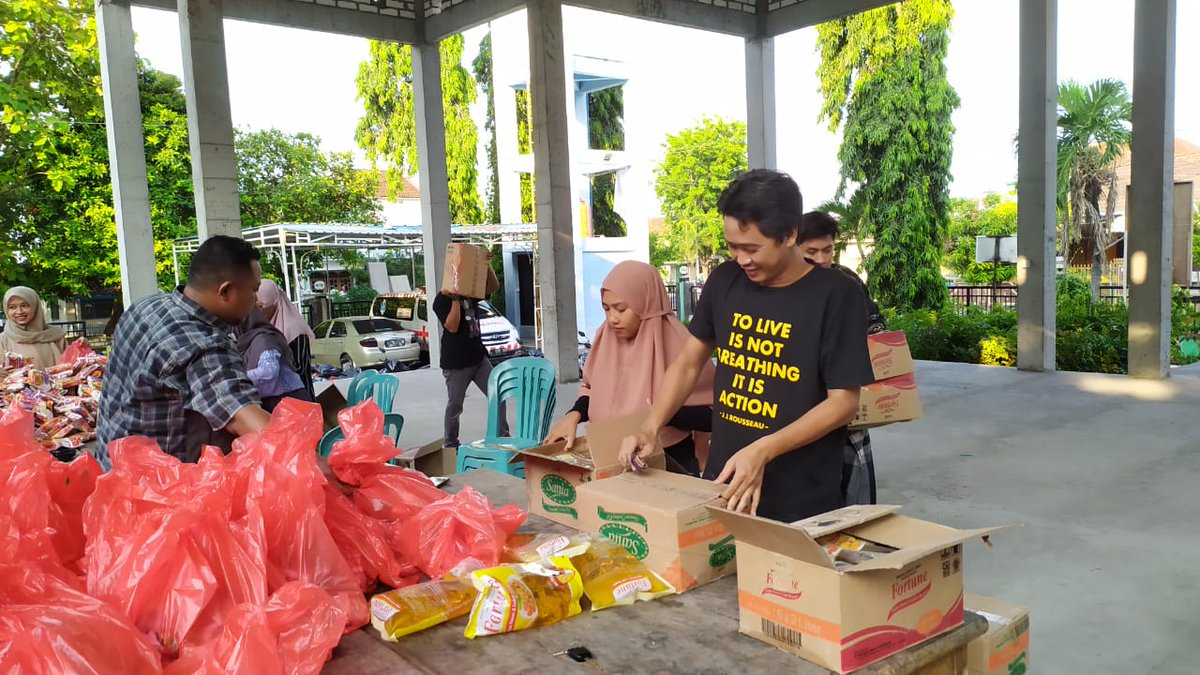 PadamuNegeriPW's tweet photo. Pangkah Cares - Packing paket sembako untuk korban banjir Gresik Selatan
Donasi masih dibuka sampai tanggal 26 Desember 2020
Transfer melalui rekening Bank Mandiri 178 000 242 3040 a/n Dwi Umar Faruqi (konfirmasi ke nomor wa 08563123059)

#pacare #pangkahcares https://t.co/2DG6TSDhXf