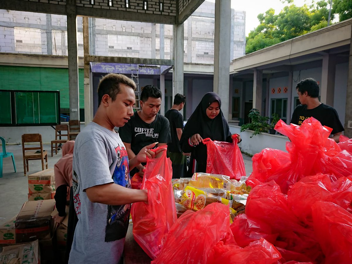 PadamuNegeriPW's tweet photo. Pangkah Cares - Packing paket sembako untuk korban banjir Gresik Selatan
Donasi masih dibuka sampai tanggal 26 Desember 2020
Transfer melalui rekening Bank Mandiri 178 000 242 3040 a/n Dwi Umar Faruqi (konfirmasi ke nomor wa 08563123059)

#pacare #pangkahcares https://t.co/2DG6TSDhXf