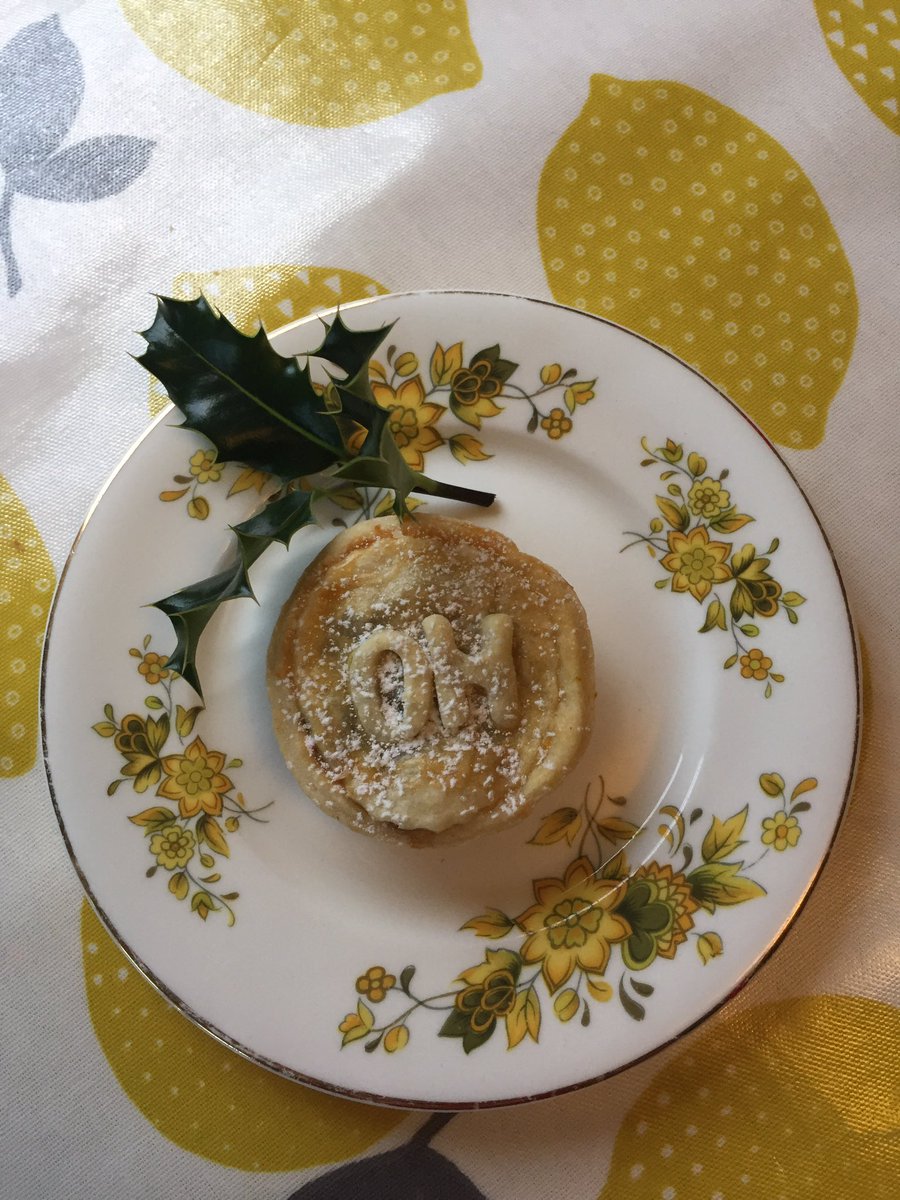 alf_r_c_g's tweet image. A mince pie for Nessa #GavinandStacey