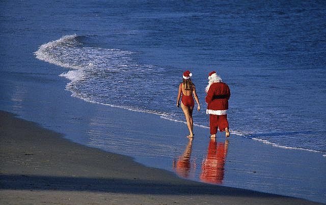Le Père Noël a été aperçu sur une plage en Bretagne, il se repose quelques jours après une grosse nuit de travail 🎄🎁⛄️🎅