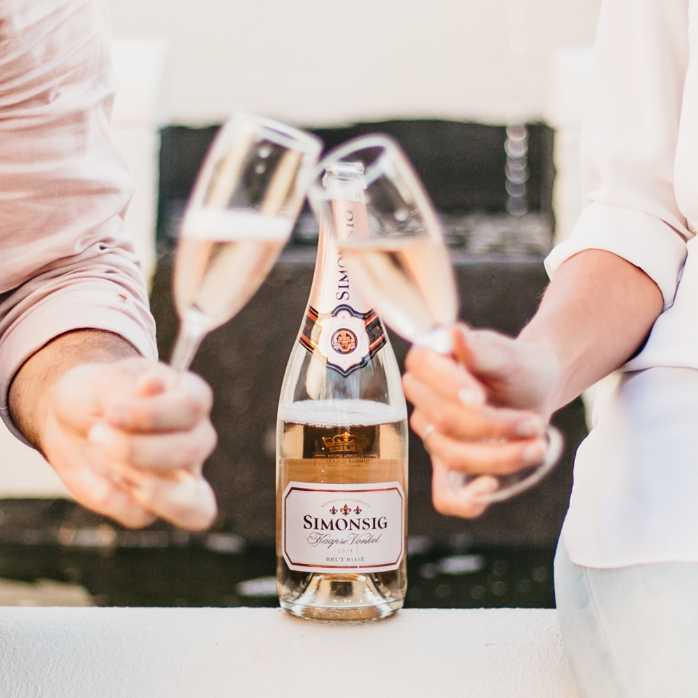 SimonsigWines's tweet photo. Merry Christmas everyone!
May your day be merry and bright π₯
#sipSimonsig #SparkleWithSparkle #festiveSimonsig https://t.co/hMDO4EXh0m