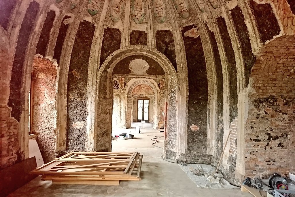 ローゼン プロイセン王フリードリヒ ヴィルヘルム2世のグロッテ 洞窟に見立てた庭園建築で 貝殻やカラフルなガラスで飾られた謎めいた空間 王はここで怪しげな交霊会を開いていたという 窓から中を覗いたら 少しずつ修復が進んでいる様子 今日の