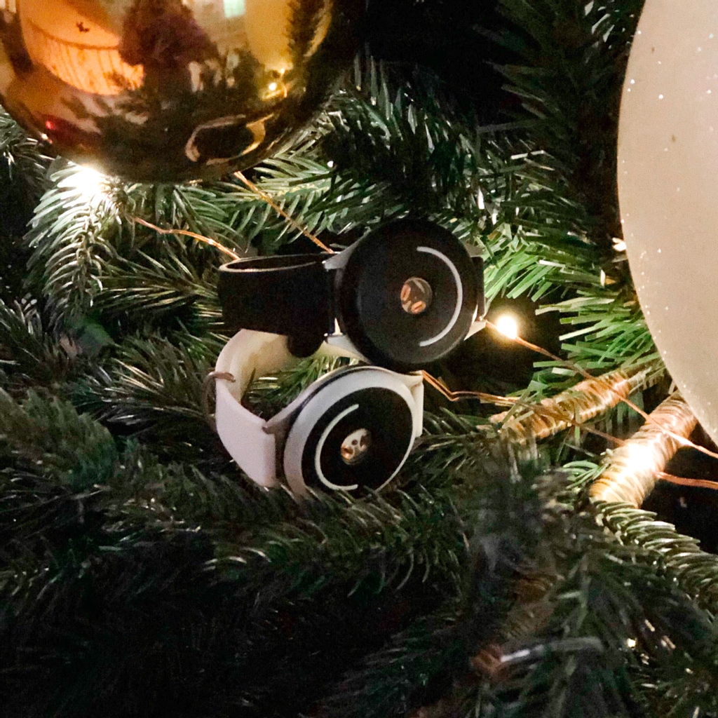 Merry Christmas from all of us at doppel, whether you're celebrating the day or not we hope you've found some joy and ease, some calm and focus.⁠

#feeldoppel #feelcalm #winterwellness #holidaydecoration  #twinklelightsmakemehappy #treedecoration   #presentmomentliving