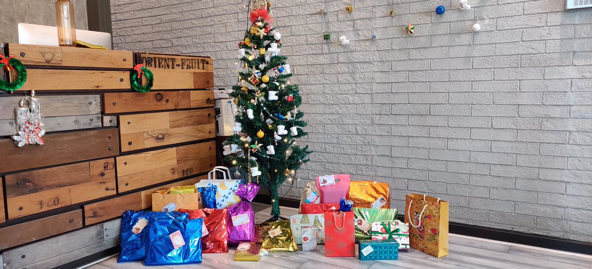 splicestudioz's tweet photo. A day that holds all times together....🎄

#SpliceStudioz #MerryChristmas #TeamSplice #SecretSanta #Celebration #christmas #christmastree #love #xmas #christmasdecor #winter #santa #christmasgifts #santaclaus #gift #christmaslights #holidays #family #snow #like #share #follow https://t.co/7mmDBZJapZ
