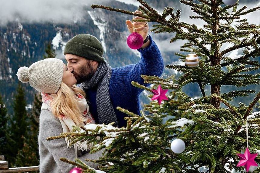 TPress_CZ's tweet photo. Letošní Štědrý den v síti T-Mobile opět potvrdil růst objemu dat. Datový provoz meziročně vzrostl o 35 % na 1 435 TB, počet hovorů vzrostl o 5 % na 16,7 milionu a počet SMS se snížil o 13 % na 16,6 milionu. https://t.co/6zovsXEu4M https://t.co/zuUAp1m0rw