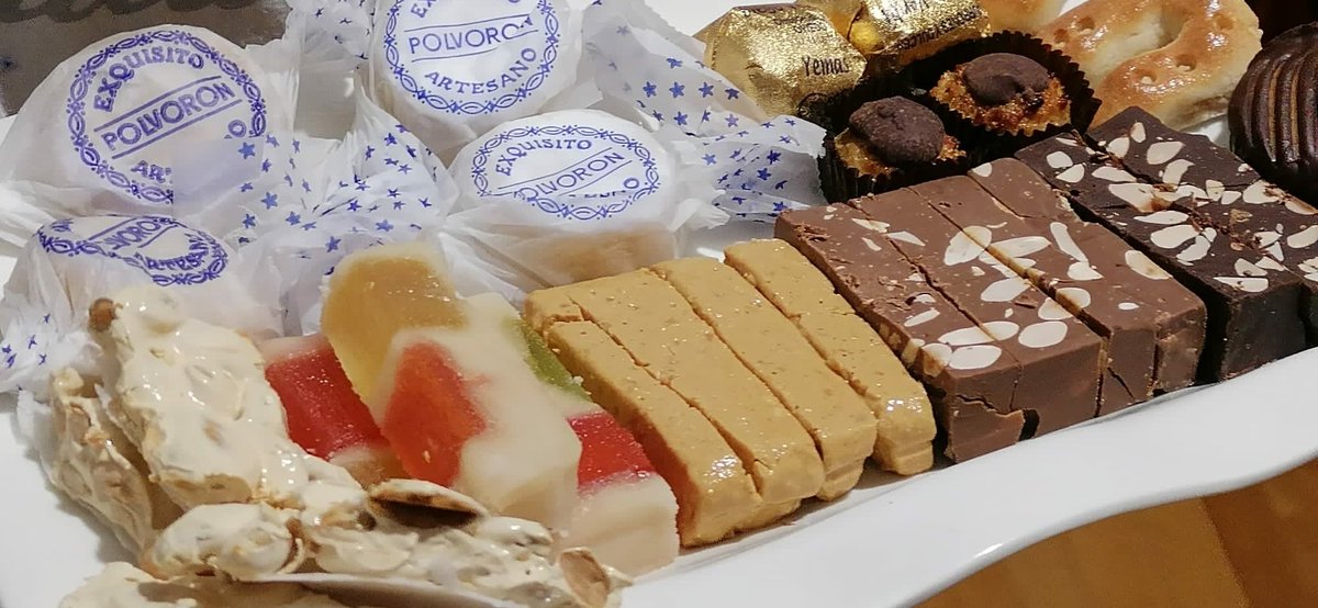 EntreChigres's tweet photo. Un año para volver a degustar nuestros postres más navideños. En nuestra mesa hay sitio para @pablo_garrigos las Carmelitas Descalzas, @DiegoVerdu1878 @loschatos1962 @ConfiteriMerino  #CaloríasOrgullosas #Gastronomía #Asturias #Alicante  #Navidad #PostresNavideños https://t.co/QbzChkH6nc