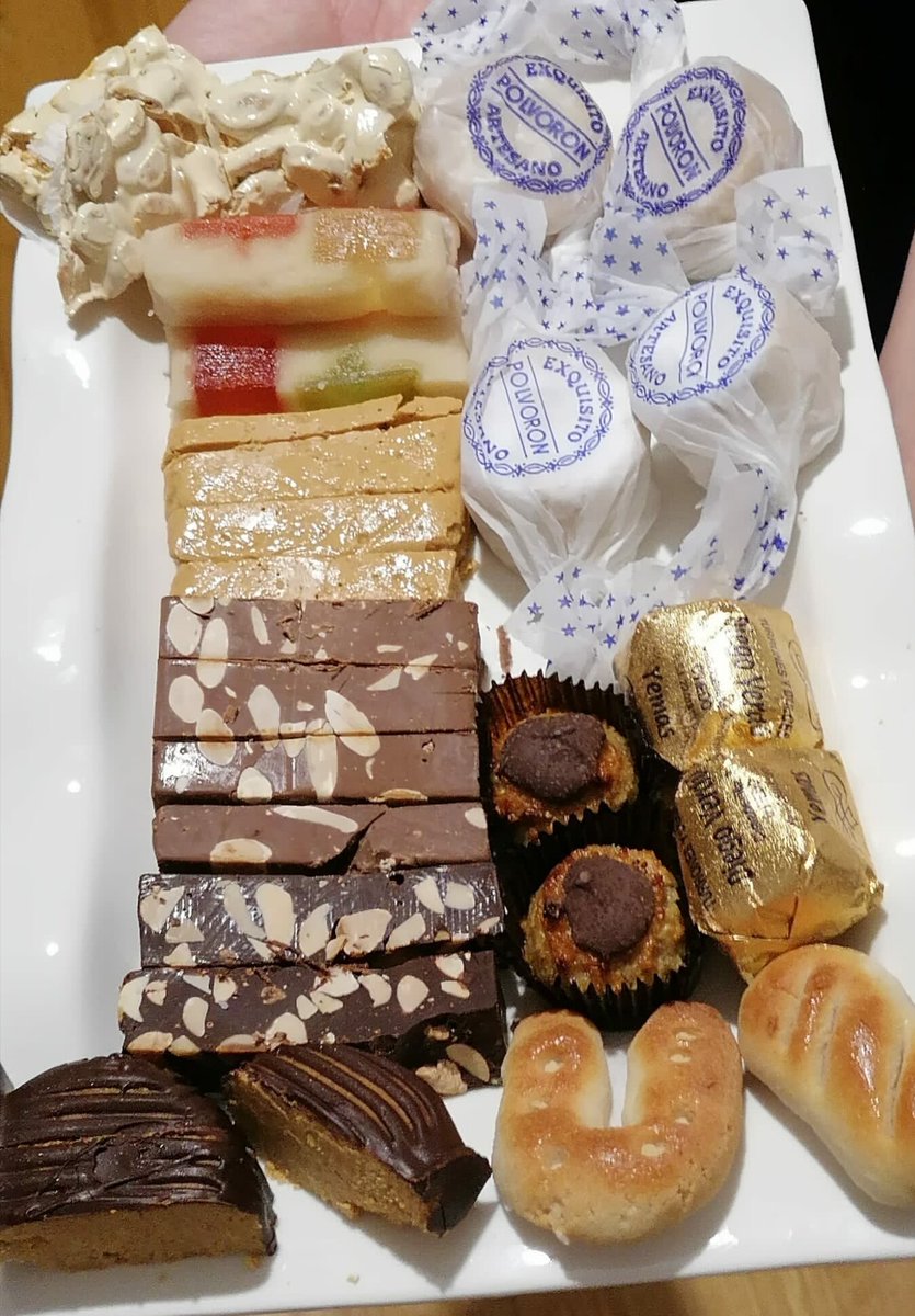 EntreChigres's tweet photo. Un año para volver a degustar nuestros postres más navideños. En nuestra mesa hay sitio para @pablo_garrigos las Carmelitas Descalzas, @DiegoVerdu1878 @loschatos1962 @ConfiteriMerino  #CaloríasOrgullosas #Gastronomía #Asturias #Alicante  #Navidad #PostresNavideños https://t.co/QbzChkH6nc
