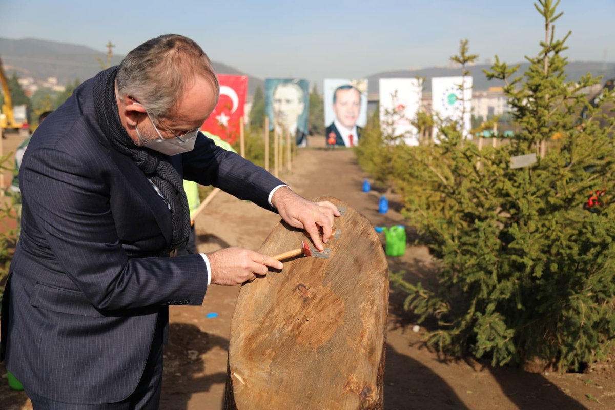 Toki_Kurumsal's tweet photo. Çevre ve Şehircilik Bakanımız Sn. @murat_kurum ve TOKİ Başkanımız Ömer Bulut'un katılımlarıyla Kocaeli Derince Millet Bahçemiz ilk fidanıyla buluştu. https://t.co/pnqChxx7rs
