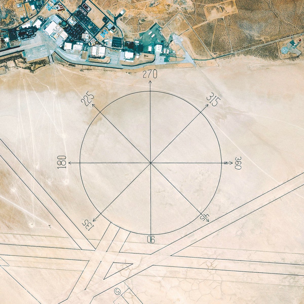 ベルカ宇宙軍 エドワーズ空軍基地の特大方位盤って 数百年経ったらナスカの地上絵みたいな扱いになりそうだな