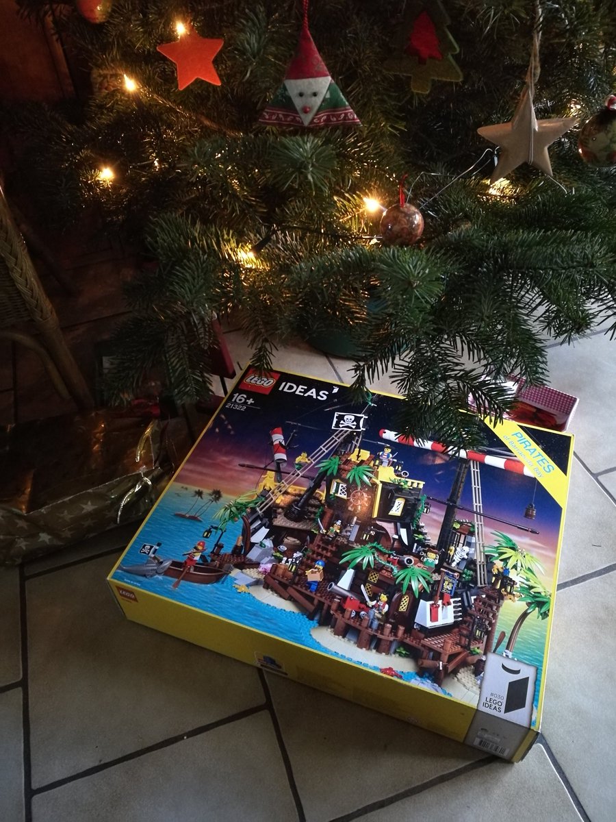 sebiepicworks's tweet photo. ho,ho,ho landlubber ⚓ ,Xmas is in the air. Merry #Legomas everyone ! 😀💝 https://t.co/ZZVI5nAzY6