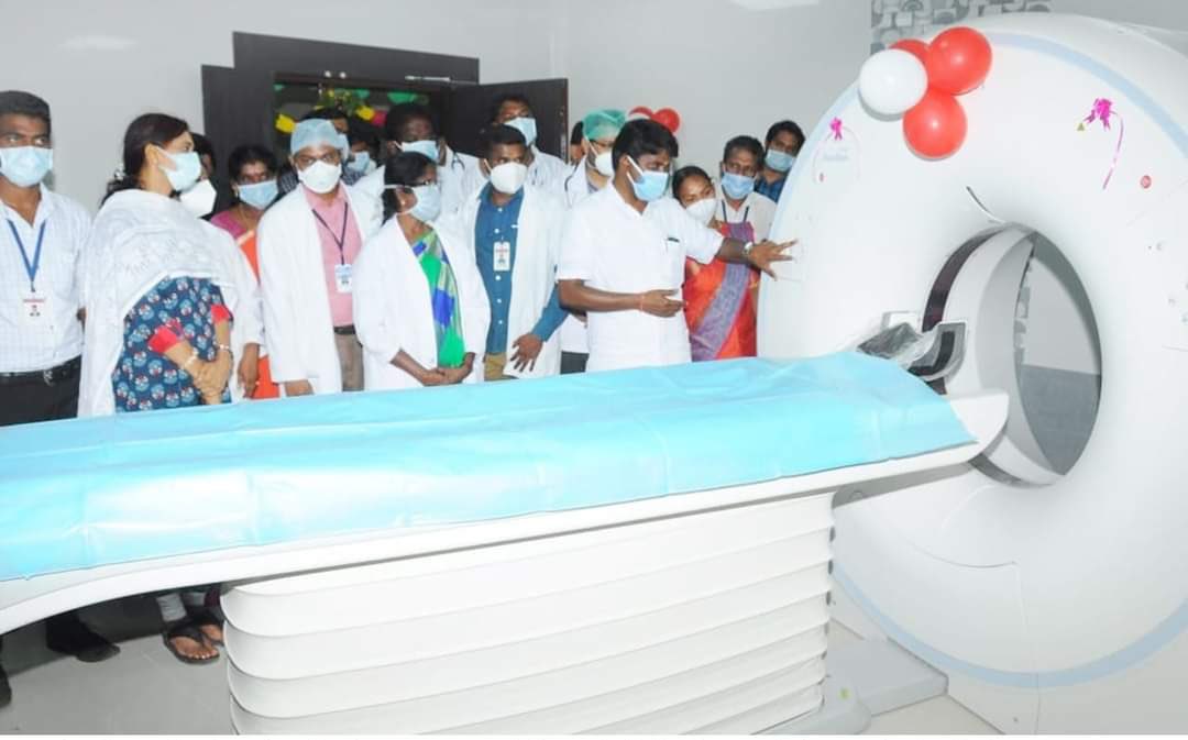 Vijayabaskarofl's tweet photo. I launched an addl CT Scan for #COVID19 at Rs.1.94 Crore @gmcpdk. Had a knowledge sharing session abt Covid management with the medical college students. Dist Collector Mrs Uma Maheswari IAS, Dean Dr Poovathi &amp; officials were present #pudukkottaimedicalcollege #vijayabaskar https://t.co/lR8wlylpwG