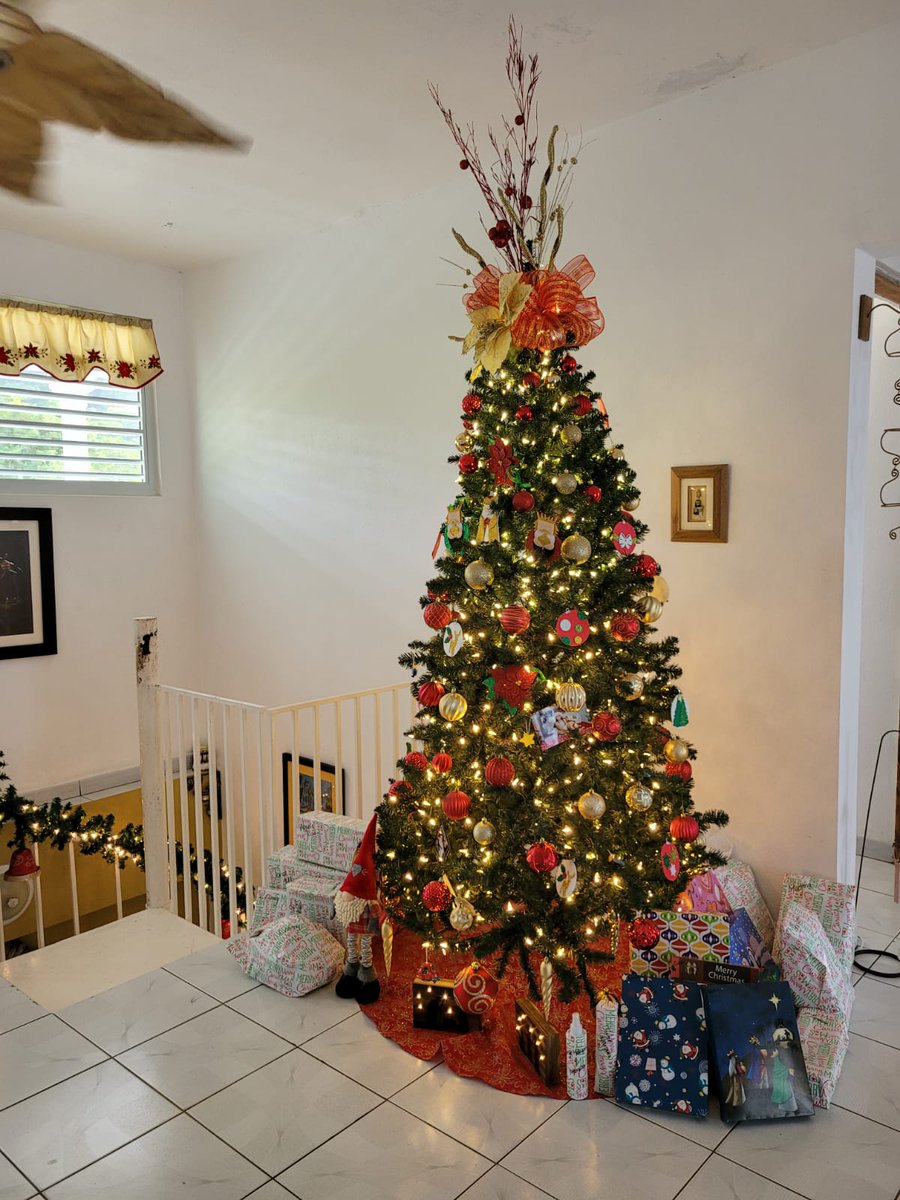 Con todo el amor que encierra la epifanía, te deseo que pases una bonita Navidad, que el nuevo año sea uno de mucha prosperidad para ti y los tuyos y que los Reyes Magos cumplan todos tus deseos. El mayor deseo de Fam. Márquez Leòn. Un fuerte abrazo navideño...