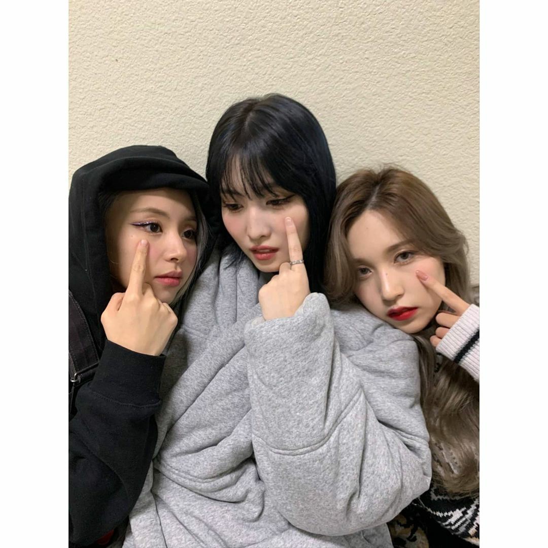 SubjectKpop's tweet photo. Momo's Twicetagram update with Mina and Chaeyoung

"Merry Christmas ONCE 🍾🍾🍾"

#TWICE #트와이스 @JYPETWICE 
https://t.co/DaSzWH12ks https://t.co/zAiZpaoQEQ