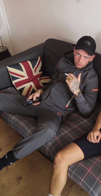 2 pic. MERRY CHRISTMAS FROM THE SCALLYKING ??

#chav #scally #MerryXmas #MerryChristmas #gay #Trackies