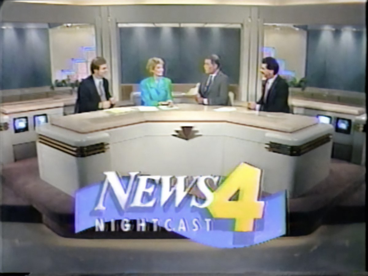 Le décor des JT n'est pas en reste. On y retrouve les angles arrondis avec des lignes cuivrées inspirés du style Streamline Moderne. Mais aussi un motif de chevron sur le devant de la table. Typique de l'Art Déco.