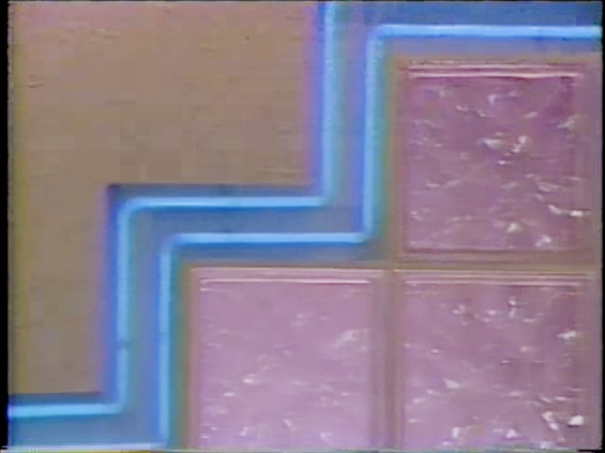 On pourrait croire que le décor d'un feuilleton type Santa Barbara se serait téléscopé avec celui du Juste Prix (époque Philippe Risoli évidement) et curieusement, j'aime ça !