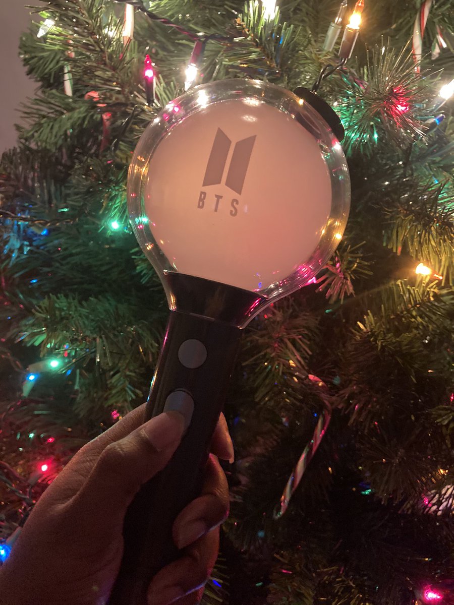 warxsilenxe_'s tweet photo. My younger sister gave me this for Christmas. This literally makes it the best Christmas so far!!
#army #mapofthesoullightstick #btslightstick https://t.co/b9Btk8y0So