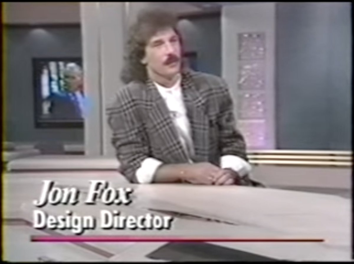 On peut y voir Jon Fox, le designer à l'origine de tout ce travail. Mention spéciale pour le look avec cette veste à manches retroussées.