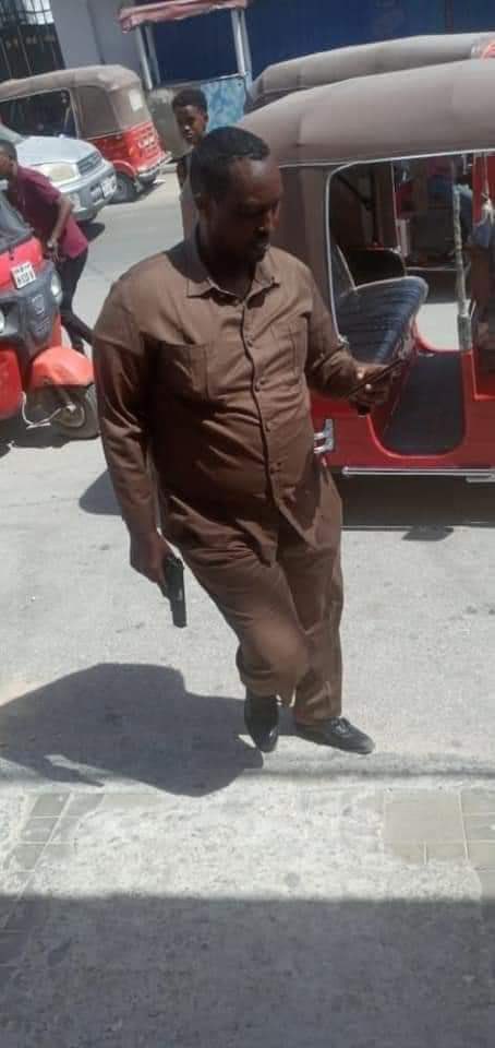 AAbdishakur's tweet photo. This is one of the NISA agents who fired at youths who were protesting today. President Farmajo and his NISA director are against peaceful protests, so, how is it wrong to defend yourself against them? https://t.co/zXyz4FW53q