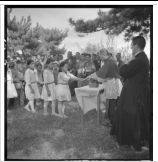 クリスマスということでちょっと雰囲気だけでも。
名取洋之助という戦前戦後に活躍した写真家が五島でのカトリックの信者たちの様子を収めた写真が写真原版データベースというサイトに収録されています。(1935年)

https://t.co/J8GUZ4LMM0 
15-0008 20-0018 18-0002 