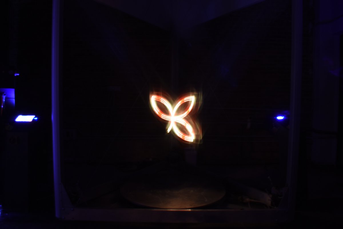smartinseb's tweet photo. What a fun high/low-tech tinkering project: we coded a shape with the TurtleArt coding platform, translated it into movements of the 3D printer, and used an LED light and long-exposure photo to capture the movement. (2/2) #LEDitGlow #PlotterTwitter #Tinkering #Art #LightPainting https://t.co/xW16XzvWN1