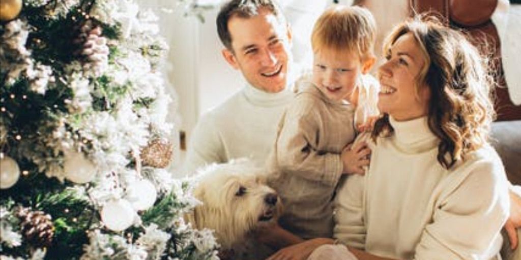 helenrprosper's tweet photo. This year more than ever, it's not what's under the Christmas tree that counts, but who's around it.

Wouldn't you agree?

Wishing you all a very happy Christmas.

#livewellandprosper #healthcoachsussex #wheeloflife #spiritualwellbeing #mindbodyspirit https://t.co/CwTtqjIW2U