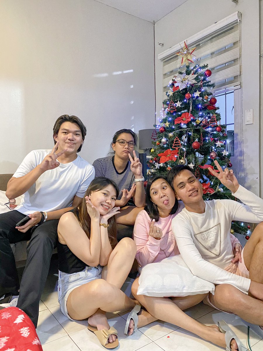BeeLajara's tweet photo. Christmas Eve 🎄🎅🌟 https://t.co/CYnq8ucrqz