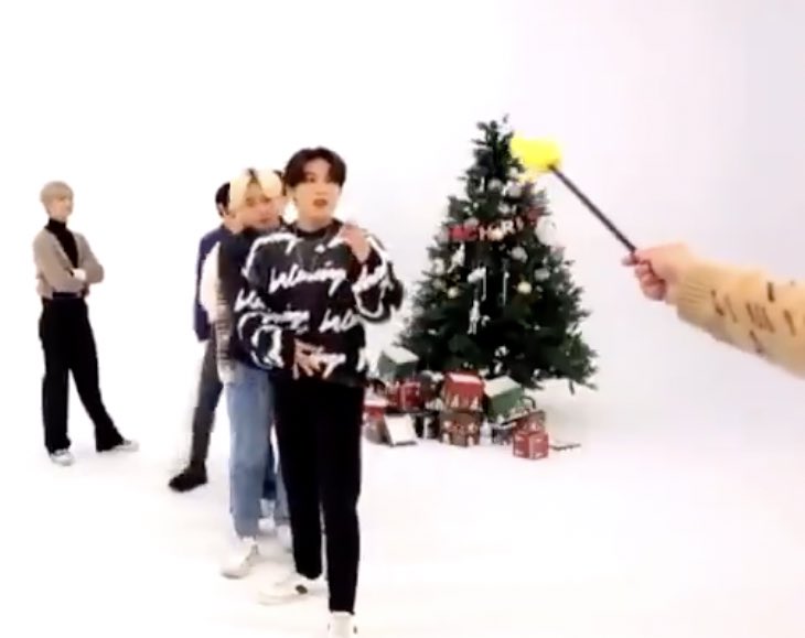 이렇게 서자마자  그거같지않아?랜덤댄스 이러네 ㅋㅋ ㅅㅂ워너원도 랜덤댄스는 좀 해주고 가지