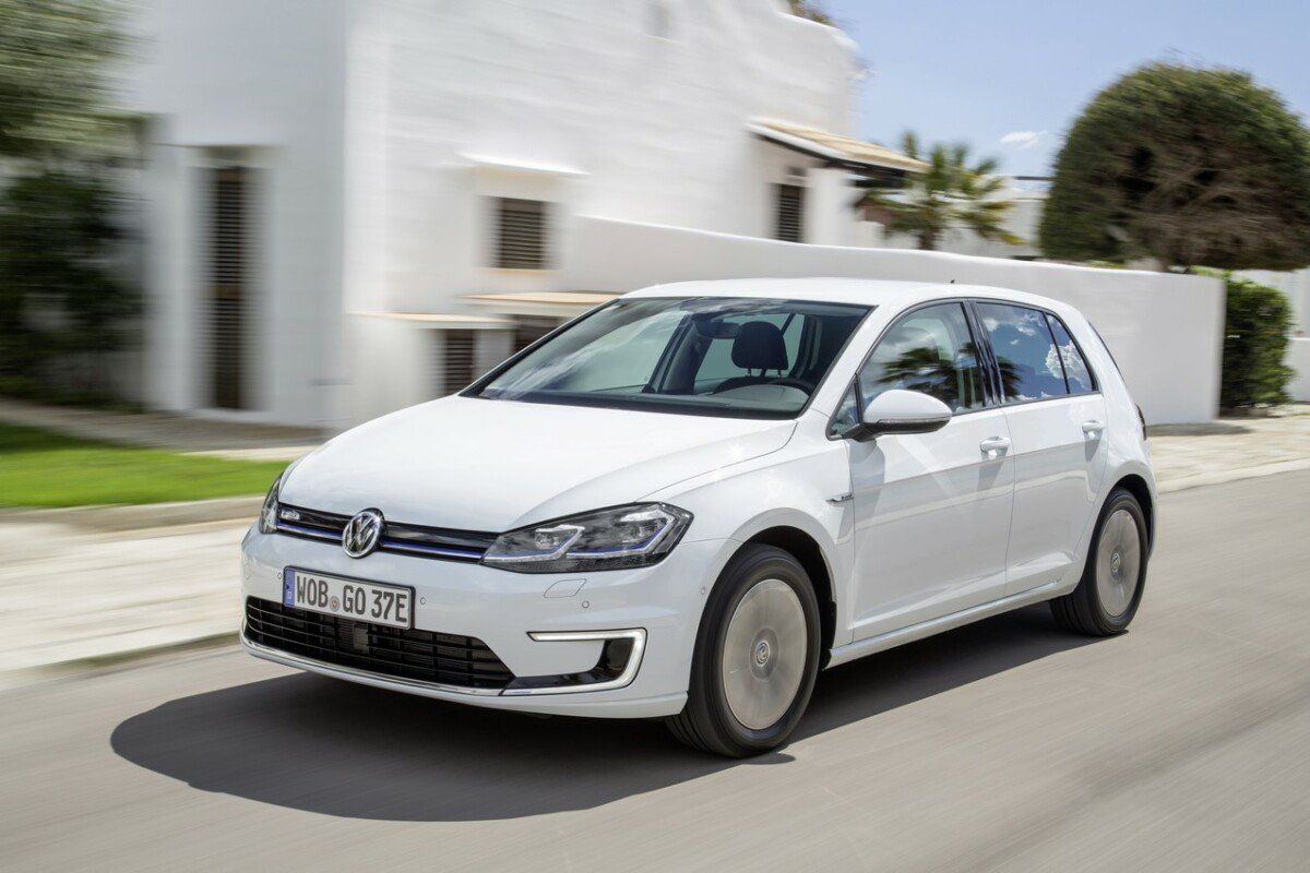 Frandroid's tweet image. Fin de la Volkswagen e-Golf : la compacte électrique laisse sa place à l’ID.3 👉 buff.ly/38wSSEL