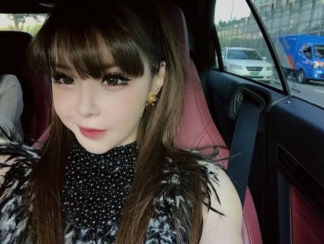 2NE1mysoul's tweet photo. If we want a better society , we have to respect each other .But Bom's New manager doesn't understand this meaning !! Bi**h 
#RespectParkBom @dnation_ent https://t.co/Bq8LZhrcur