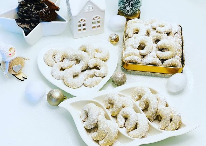 Miljana58's tweet photo. Božić bez kokos kiflica, ne može da prođe😊🎁
#vanilice #kokos #kiflice https://t.co/NttNujbTqu