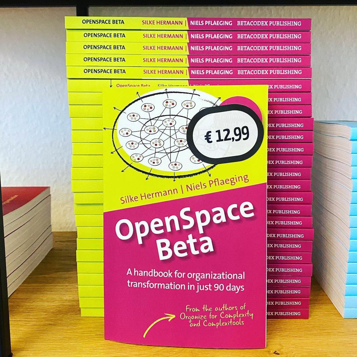 NielsPflaeging's tweet photo. In stock! https://t.co/hKXpPUvuEz #betacodex #openspacebeta #essaysonbetavol1 #ultimatechangemaker #orfanizeforcomplexity #orgdev #beyondbudgeting https://t.co/V3iV22g0tk