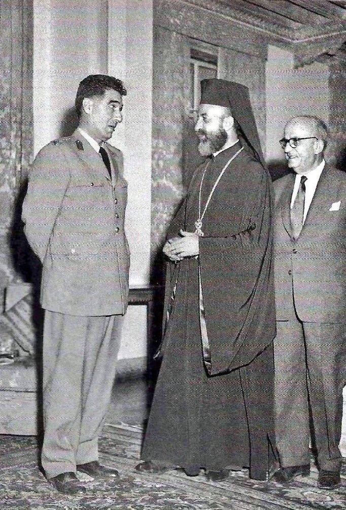 siyasiposting's tweet photo. türkiye’yi temsilen kıbrıs’ta bulunan cemal madanoğlu, rum lider makarios ile el sıkışmamak için resepsiyon boyunca ellerini arkasında tutuyor, 1960 https://t.co/LZfCcRpO3J