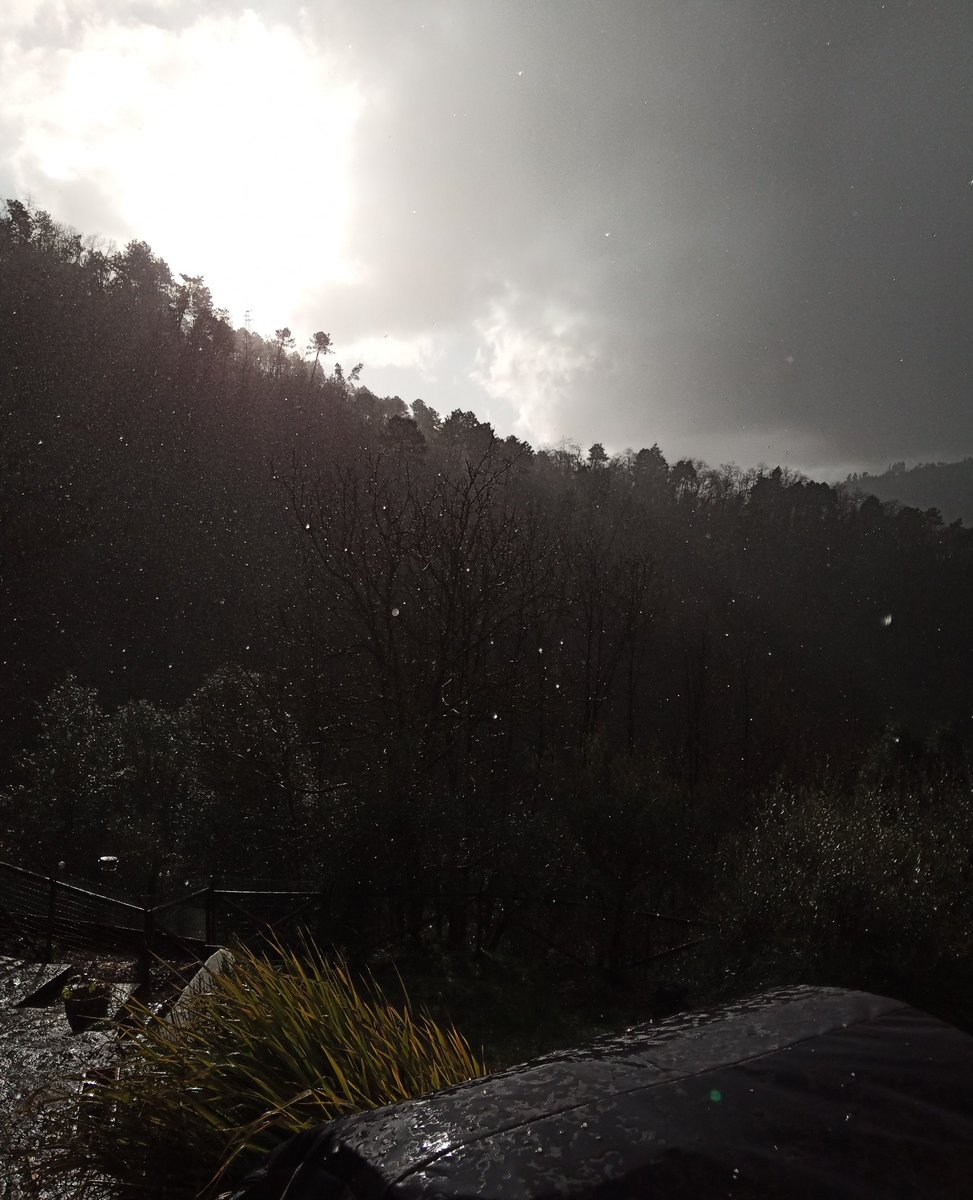 HelenHelsrm's tweet photo. It make not be classic Christmassy weather but today has brought us rain, wind, hail and bright sunshine, and we have enjoyed the show. Merry Christmas to all 🎉🎅🎄
#dramaticweather #winterintuscany #lovewhereilive #lovewinter https://t.co/cNKd3gafY8