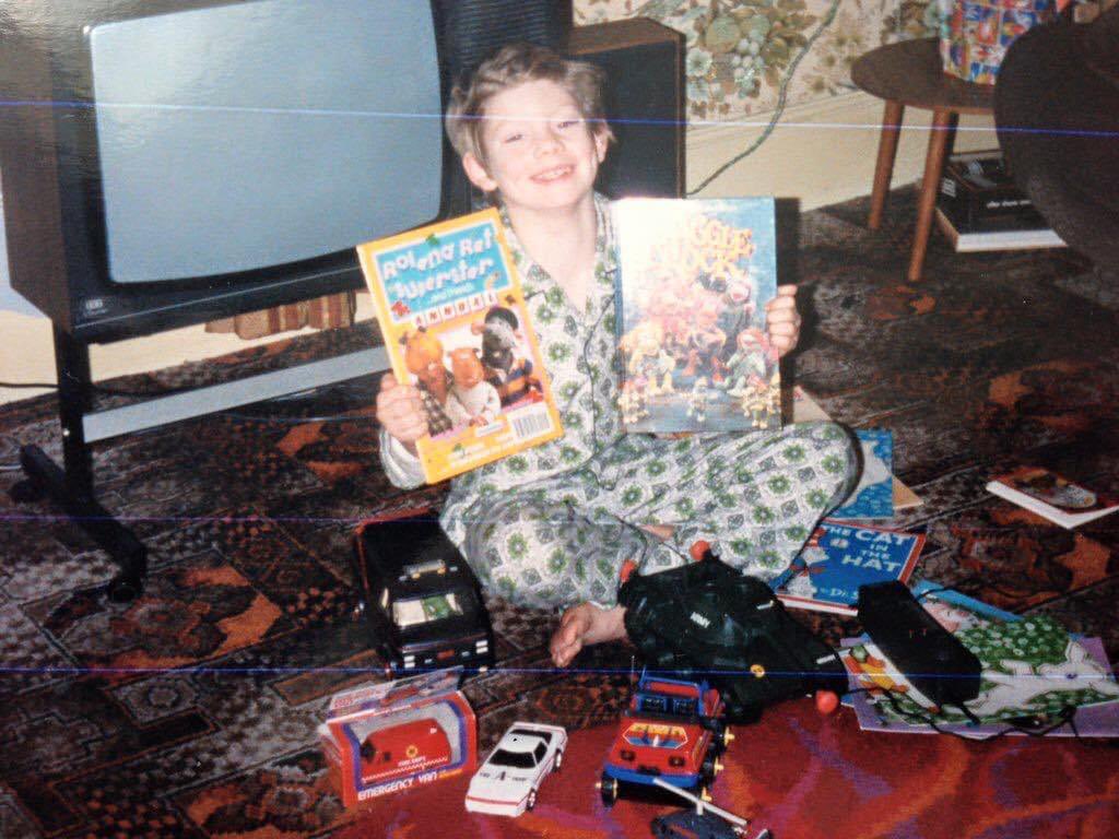 Here’s my mate Andy <a href="/Clammylizard/">The 8-Bit Ambassador⚓️</a> many many years ago on Christmas Day - look at his little face 😂