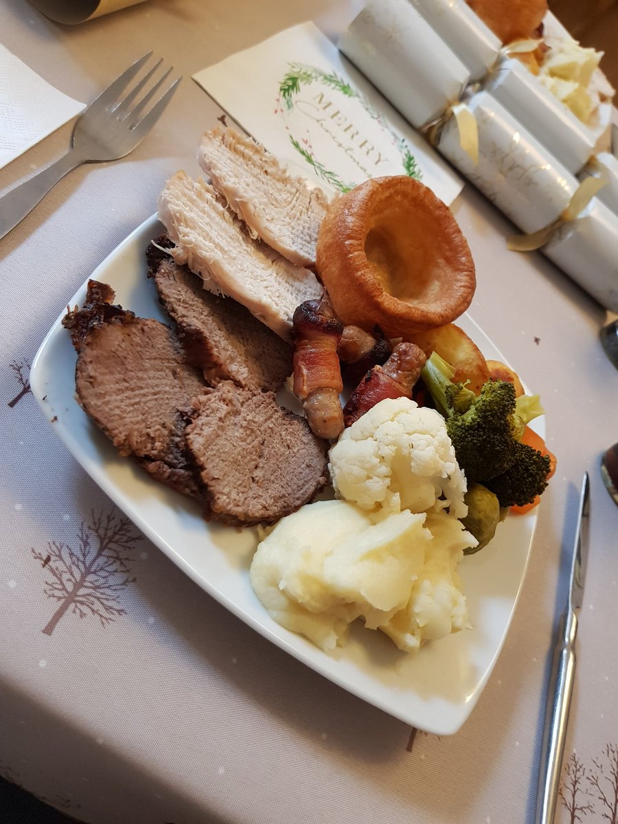 Merry Christmas everyone! 🎄🎅

Settle the age-old debate for us. Christmas dinner: gravy or no gravy?

Retweet for gravy, like for no gravy 😋