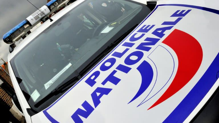 BFMTV's tweet photo. Enfant tué à coups de couteau dans les Yvelines: la suspecte a tenté de s'en prendre à son bébé https://t.co/VXP6TwLXiq https://t.co/gaLyTjaRiV