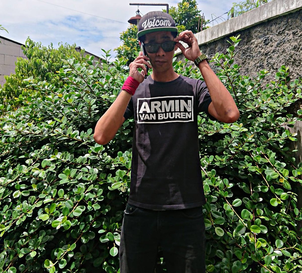 nando_goodboy's tweet photo. Hello DHL!!
Please sending my best vibes to the birthday boy @arminvanbuuren 🎉🎂
Fijne verjaardag Armin!! 😎
.
.
.
.
#arminvanbuuren #Nandogoodboy  #volcom #volcomhat #oakleyfrogskins  #oakley  #menwithstyle 
  #influencers #trance #trancefamily   #nightlife #gefeliciteerd https://t.co/zGJHvIk1Ir
