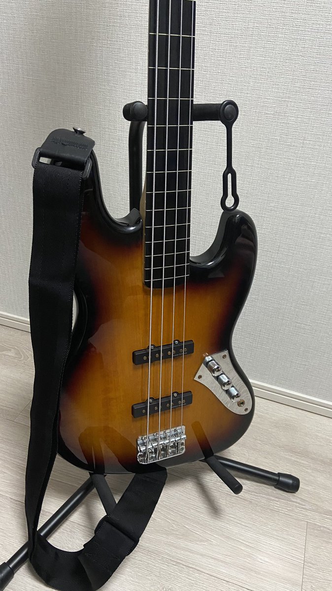 shirap2fmbox5's tweet photo. my new gear...
Squier by Fender Vintage Modified Jazz Bass Fretless
自分へのクリプレに、フレットレスベースを買いました
難易度がある分、しっかり使いこなしたい
弦はRotoSound、フレットラップはS7Gです
#Squier
#Fender
#VintageModified
#Bass
#JazzBass
#FretlessBass
#mynewgear https://t.co/mk5WB6k71i