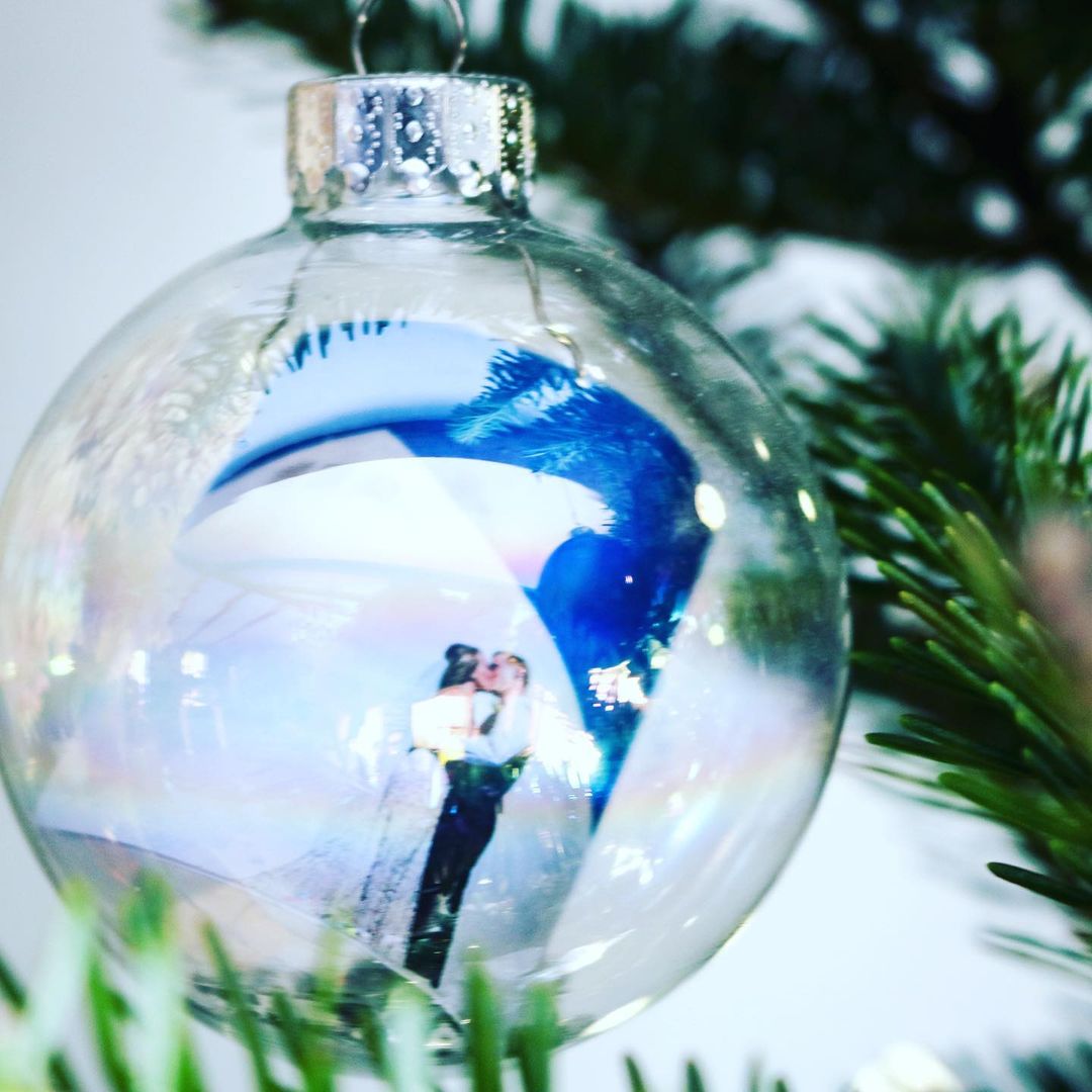 This is where Christmas magic meets Wedding magic✨💗
What’s a better ornament than having your wedding photos inside?
Merry Christmas, everyone!🎁🎄
______
👰 <a href="/alanna/">alanna okun</a>.odd
📸 <a href="/momentsbylauren/">Captured Moments by Lauren</a>