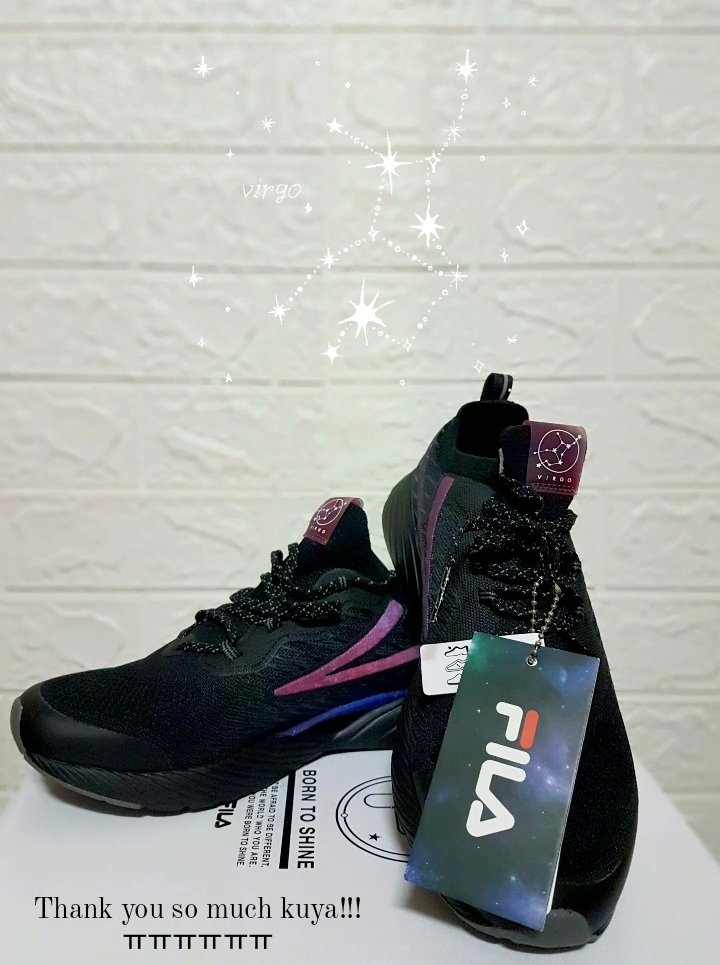 batara_april's tweet photo. OMFG!!!😭 Naawa sken si kuya d daw umabot ung xmas gift nya na BE ㅋㅋㅋ Ito nalang daw iopen ko today ㅠㅠㅠㅠ ANG GONDOOO HUHU 😭😭 Thank you taba!!! 😘😘 Been choosing btw vc, ly or proj.7 ㅋㅋBut I love this design thou I want the white one.
#FILA #FILAxBTS #VoyagerCollection https://t.co/t3TrBL9a7x