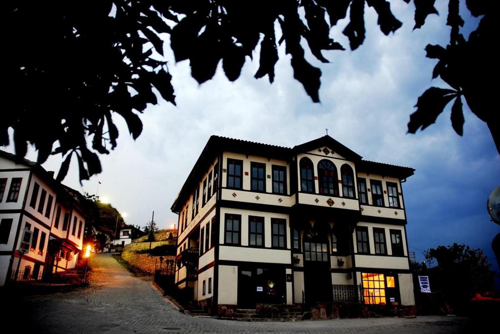 taraklimem's tweet photo. Sakarya’mızın Tarih kokan şirin ilçesi. 
#HeavenlySakarya
@ziyaselcuk @SakaryaValiligi @valicetinoktay @kaymakamlik5408 @ZgrKya_107 @sakaryamem @fazilet_durmus https://t.co/o5qKBv6vNA https://t.co/8KK1Dmxfc8