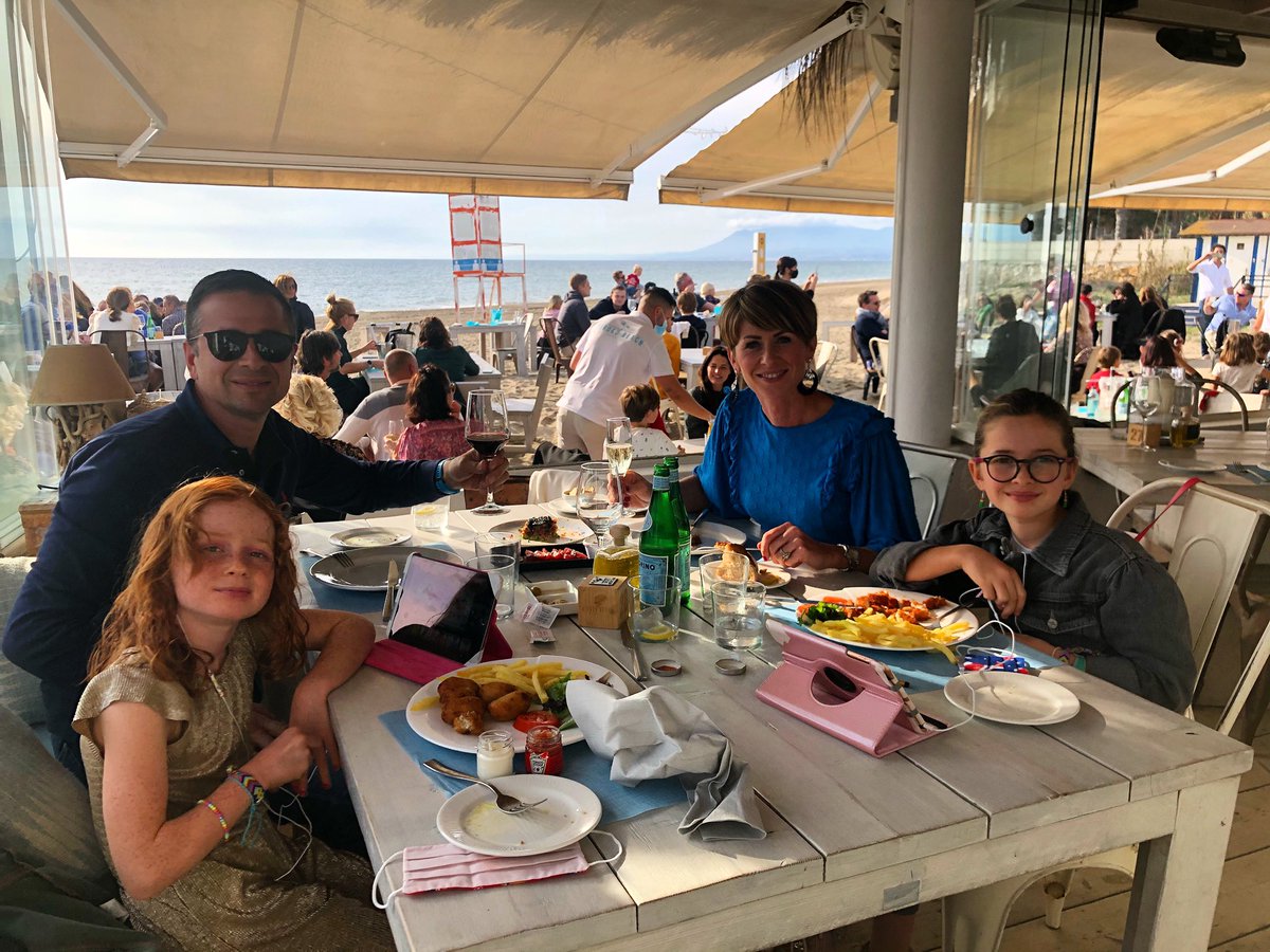 ifindmarbella's tweet photo. Feliz Navidad 🙏🏻 best wishes from La familia Dixon xx https://t.co/mGT57IISsS