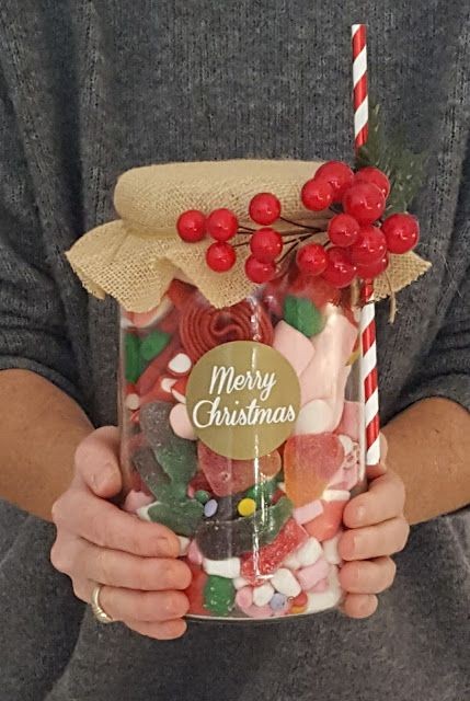 AprLittleGirl's tweet photo. @unworriedAPR — Feliz navidad, Yuki.

La hurón tenía sus mejillas rojizas, saco de detrás de ella un frasco lleno de dulces y lo extendió había el frente. Apenada agachó la cabeza, buscando esconderse detrás del regalo.

— P-para ti... https://t.co/VGQ5ypJgHg