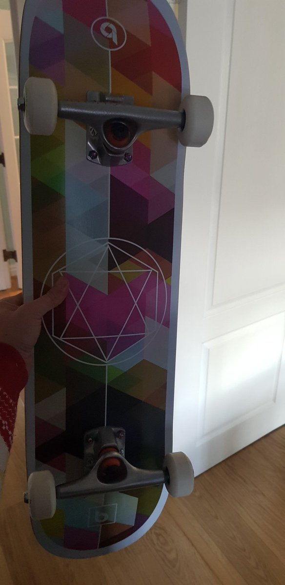 JammyPhysics's tweet image. New skateboard for Christmas! My first completely custom setup! @bronsonspeedco @grizzlygriptape

#grindking #bambooskateboards #boneswheels #skateboarding #Christmas2020