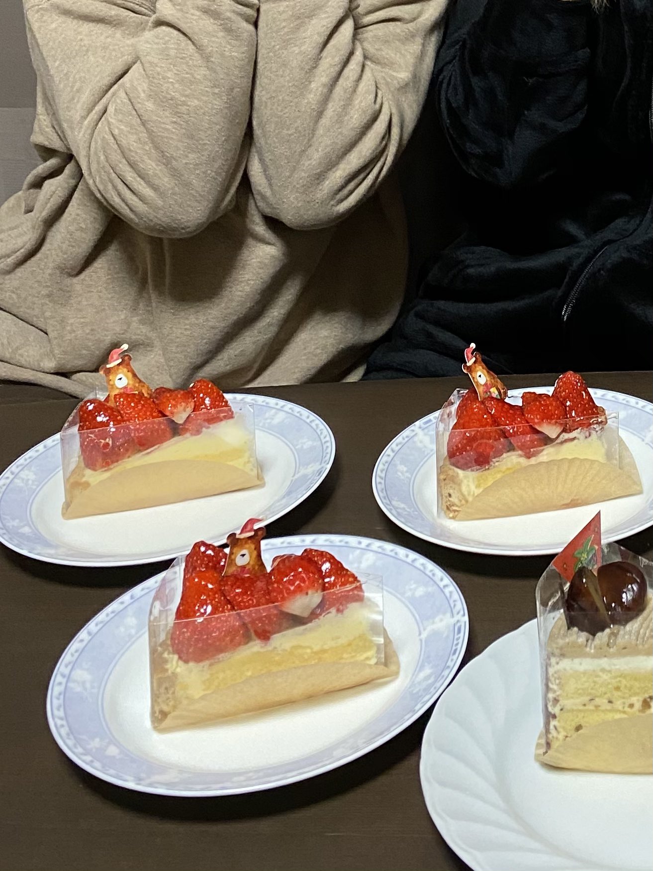 あっこ クリスマスに大好きなケーキ屋さんのケーキ 朝から家族が買いに行ってくれた ダウニーのケーキ T Co Vu2uz1ap3r Twitter