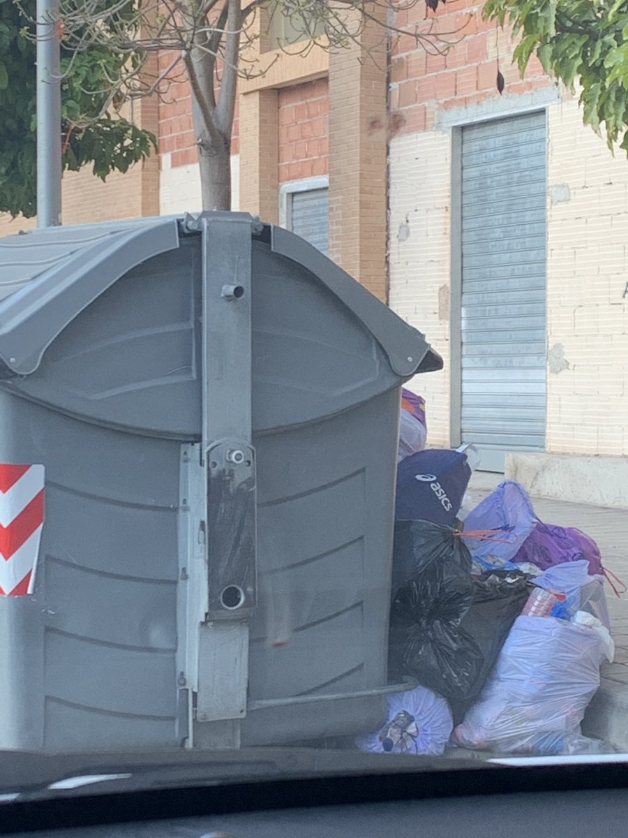 arantxarf2's tweet photo. @alicanteayto ponemos en su conocimiento que la basura no ha sido retirada en los contenedores de C/ Sacerdote Isidro Albert 14-16 durante dos días, 24 y 25 de diciembre. Así se encuentra hoy. https://t.co/0xB1t8Ymza
