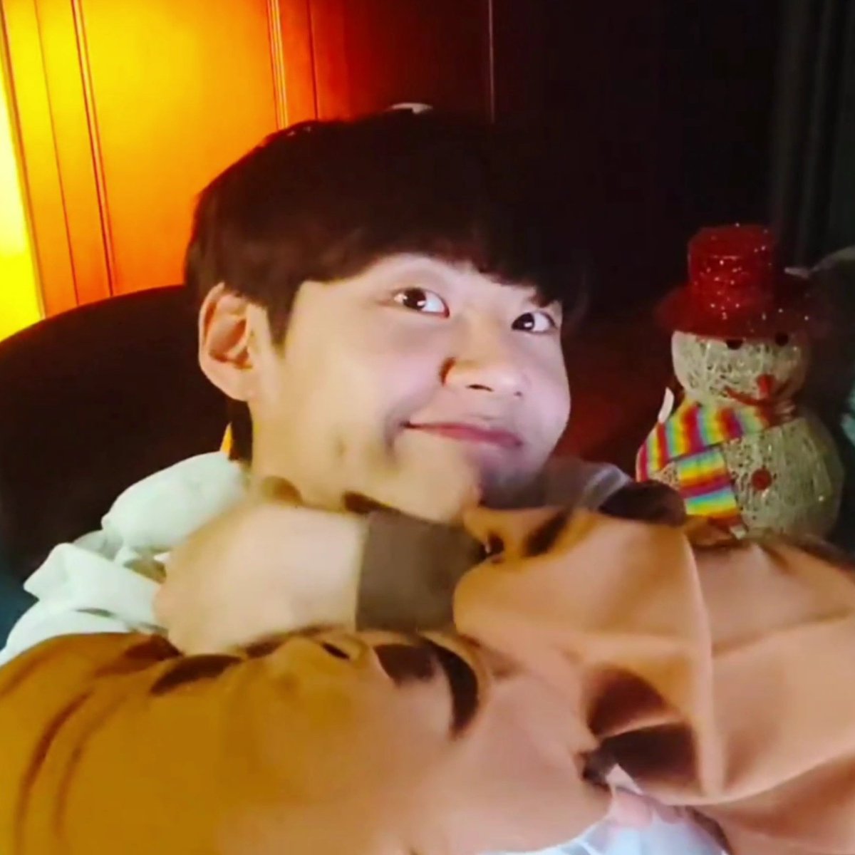 LQ__LJH's tweet photo. warm hug 좋아하는 애기 올라푸⛄ (feat.보조개) https://t.co/78yr3ekZs2