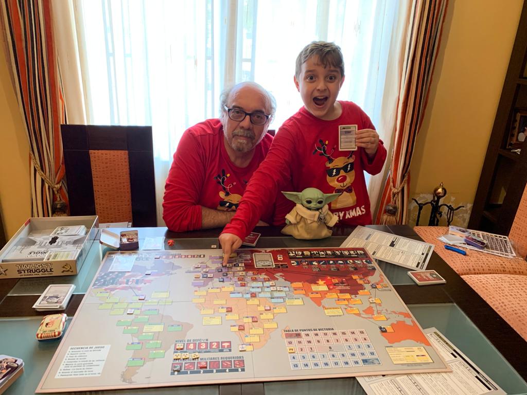 ....y con 🤶 llegó otra buena mañana atípica de Navidad...la de historia que estamos aprendiendo...¡Gracias Santa.... jugamos una?😜😜.....
<a href="/EQuecuty/">ELENA</a> ,
<a href="/MisterSergioco1/">Mr Sergio Corbacho</a> ,<a href="/riosdejerez/">The Meeple's Family</a> ,<a href="/jugamosuna/">¿Jugamos una?</a> .