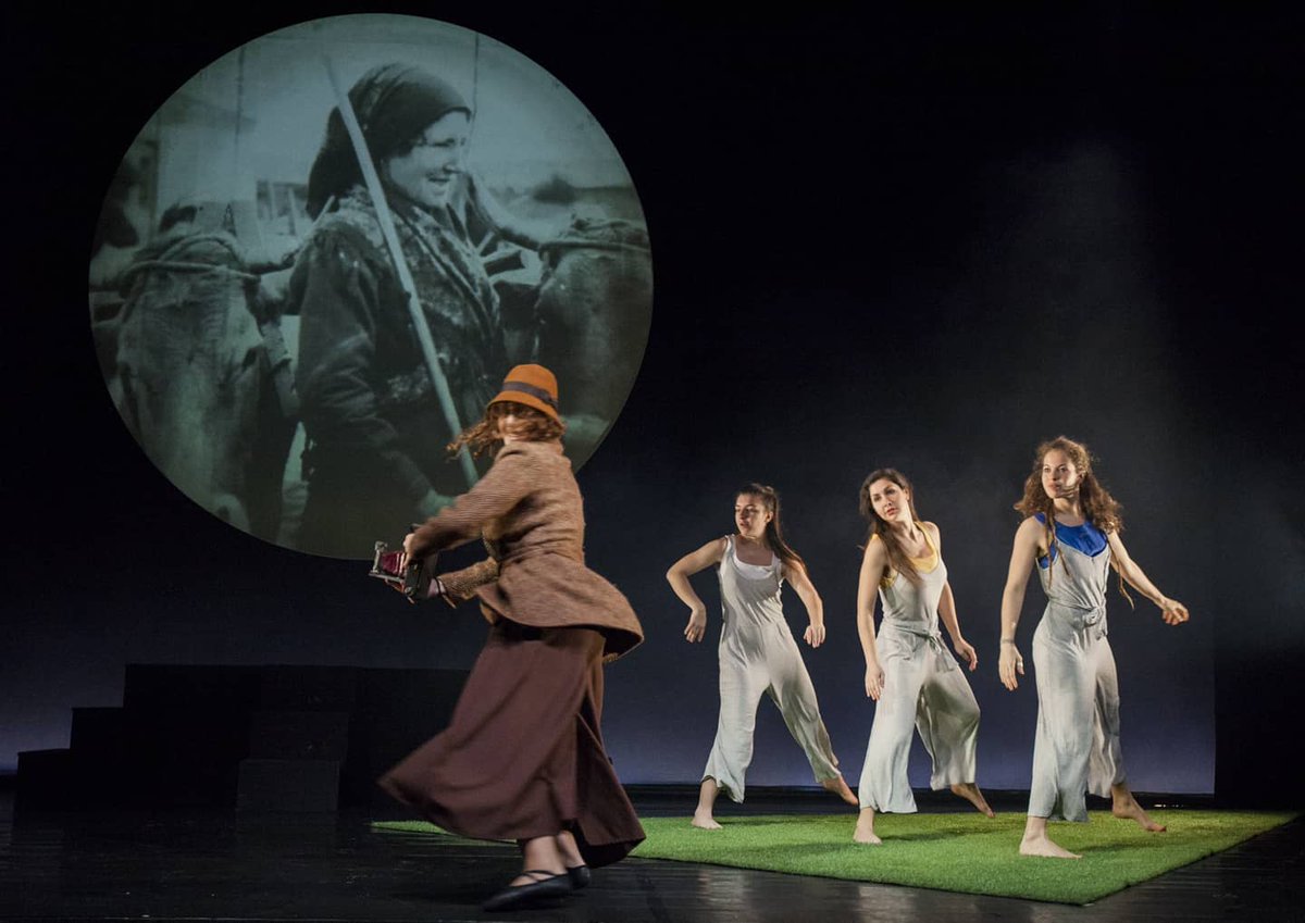 PaulaCabaleiro's tweet photo. Hoxe, en 'Prendendo butacas na casa' podedes desfrutar da obra 'Camiños' de #ButacaZero 💜✨🎭 #MoiRecomendable @depo_es #ADepoCoTeatro
.
👉 https://t.co/hxzDYJu4r7 https://t.co/g0mqPmx3VF
